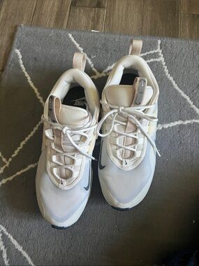 Nike spark size 8 Cream and White Women's Casual Sneakers